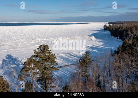 Au train, Michigan - Lac supérieur en hiver, partiellement gelé et recouvert de neige. Banque D'Images