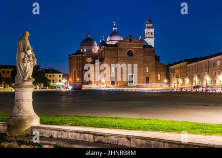 L'Abbaye de Santa Giustina est un complexe abbatial bénédictin du Xe siècle situé en face de la Prato della Valle dans le centre de Padoue Banque D'Images