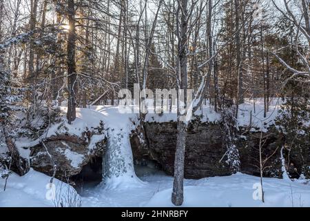 Au train, Michigan - Scott Falls, gelé en hiver. Banque D'Images