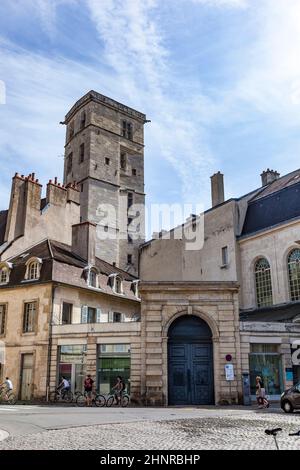 place notre dame avec des maisons caractéristiques et vue sur la tour de l'hôtel de ville Banque D'Images