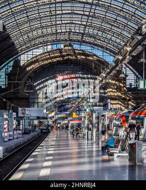 Les gens arrivent et partent à la gare de Francfort Banque D'Images