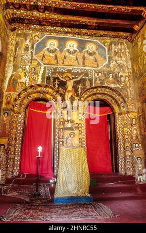Ancienne église cloître de Lalibela avec peinture de Jésus à la croix et des saints au mur Banque D'Images