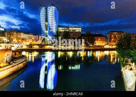 Façade de la tour de Vienne, Autriche. Le bâtiment a reçu le label « bâtiment vert » de l'Union européenne. Il est éclairé de nuit. Banque D'Images