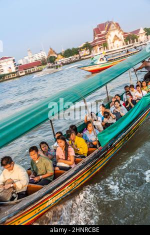 Les gens voyagent le matin avec des bateaux à long bord de la rivière Chao Phraya Banque D'Images
