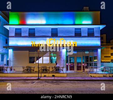 Vue nocturne sur Ocean Drive avec façade illuminée de l'ancien célèbre hôtel Clifton à Miami Beach Banque D'Images