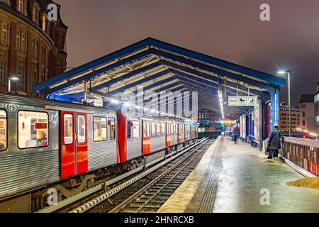 Personnes attendant le train en direction de Barmbek Banque D'Images