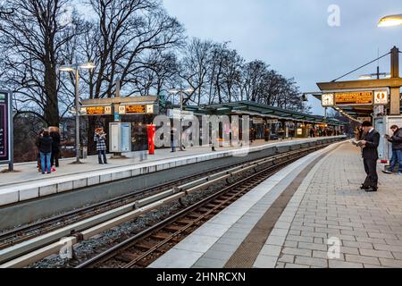 Les gens attendent le train à la gare de Kellinghus et attendent le départ tôt le matin Banque D'Images