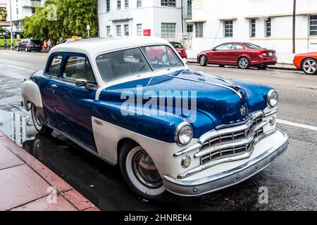 Le quartier art déco de Miami et une voiture oldsmobile classique Banque D'Images