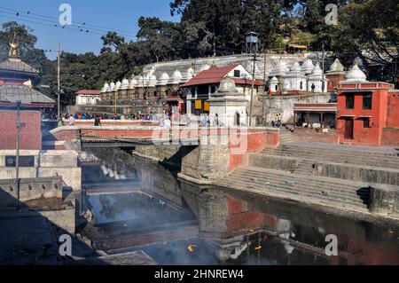 Rituels hindous de crémation sur les rives de la rivière Bagmati au complexe du temple de Pashupatinath à Katmandou Banque D'Images