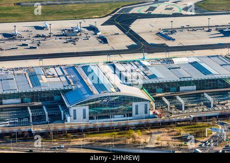 Vue aérienne du terminal 2 moderne de Francfort, Allemagne Banque D'Images