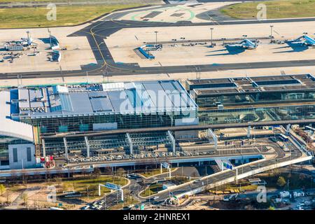 Vue aérienne du terminal 2 moderne de Francfort, Allemagne Banque D'Images