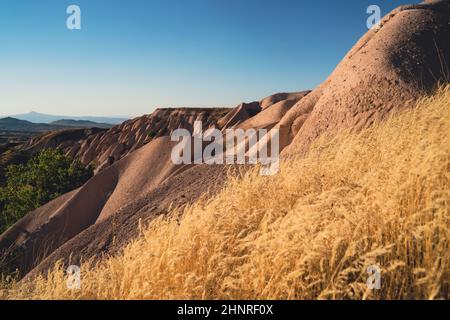 Magnifique paysage de coucher de soleil avec typique géologique des formations de roche molle modèle dans le plateau de la Cappadoce Turquie Banque D'Images