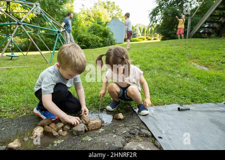 La famille joue ensemble dans l'arrière-cour pendant la saison estivale Banque D'Images