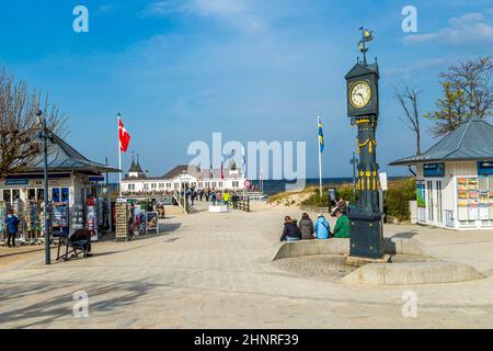 Les gens apprécient la jetée et la plage d'Ahlbeck à la mer baltique sur l'île d'Usedom Banque D'Images