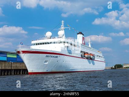 Bateau de croisière MS DEUTSCHLAND à l'Elbe Banque D'Images