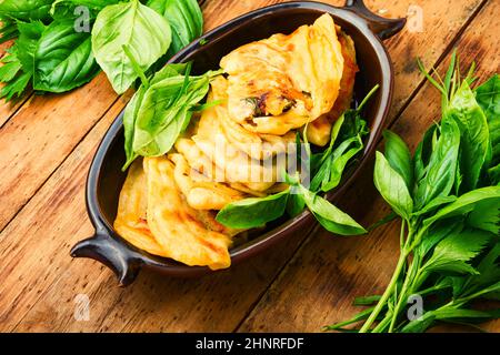 Tarte farcie de légumes verts et de fromage. Qutabs ou kutab faits maison. Azeyrbajan Food.Flat Lay Banque D'Images