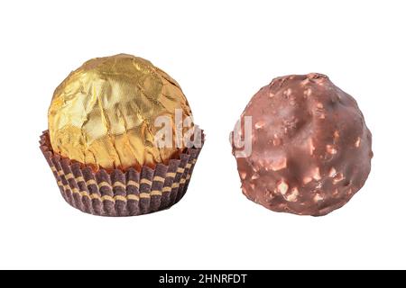 Forme de boule de chocolat isolée sur fond blanc ; cadeau pour Noël joyeux et Bonne Année. Banque D'Images