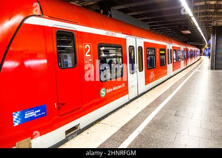 Le train de banlieue vous attend à la gare de Munich Karlsplatz Banque D'Images