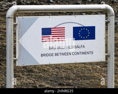 Signe de pont entre les continents à Álfagjá Rift qui relie deux continents sur la péninsule de Reykjanes, en Islande Banque D'Images
