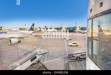Terminal 1 avec avion de passagers de Lufthansa Banque D'Images