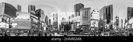 Les gens de Times Square à la lumière du matin Banque D'Images