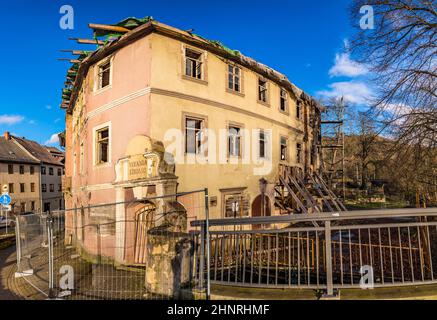 Vue sur l'ancienne maison pourrie dans le village de Kahla Banque D'Images