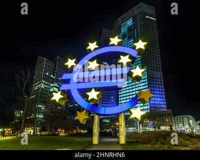 Bâtiments éclairés et panneau Euro la nuit pendant la Luminale à Francfort Banque D'Images