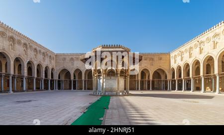 Fontaine d'ablution servant de cour de la mosquée historique du Sultan al Muayyad, couloirs voûtés, le Caire, Égypte Banque D'Images