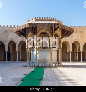 Fontaine d'ablution servant de cour à la mosquée historique du Sultan al Muayyad, et couloir voûté, le Caire, Égypte Banque D'Images