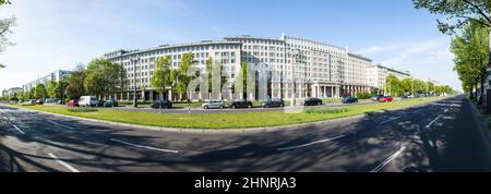 Façades de vieux immeubles d'époque de la RDA socialiste sur Karl Marx Allee de l'ex-Berlin Allemagne Banque D'Images