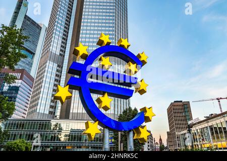 Célèbre signe de l'euro à Francfort-sur-le-main Banque D'Images