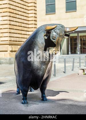 Les statues de Bull et Bear à la Bourse de Francfort, en Allemagne. La bourse de Francfort est la plus grande bourse de 12th par capitalisation boursière. Banque D'Images