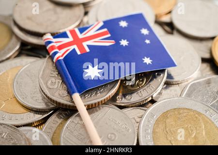 Pile de pièces de monnaie avec drapeau d'Australie sur fond blanc. Drapeau sur fond blanc. Banque D'Images