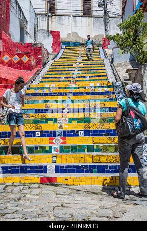 Les gens aux marches de Selaron reliant Lapa et Santa Teresa à Rio Banque D'Images