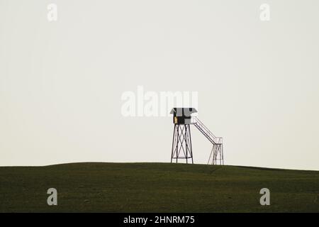 Tour de surveillance solitaire. Poste d'observation debout seul sur la colline. Pavillon de chasse sur le terrain. Concept de solitude. Refuge dans la prairie Banque D'Images