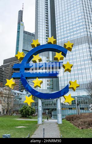 le symbole de l'euro se trouve devant l'ancienne banque centrale européenne Banque D'Images