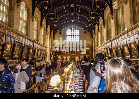 Les gens visitent la grande salle de Christ Church, Université d'Oxford, Angleterre Banque D'Images