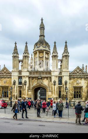 Les gens visitent la célèbre université King's College de Cambridge Banque D'Images