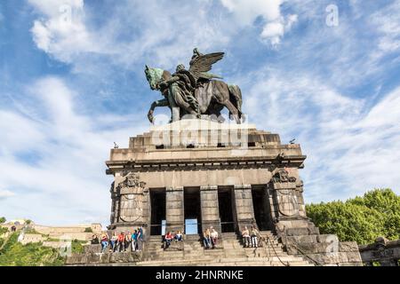 Statue équestre de l'empereur allemand William I dans le coin allemand à Koblenz, Allemagne. Banque D'Images