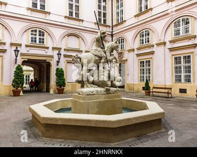 Statue du chevalier St George en balançant le dragon - fontaine dans le palais de Primate Banque D'Images