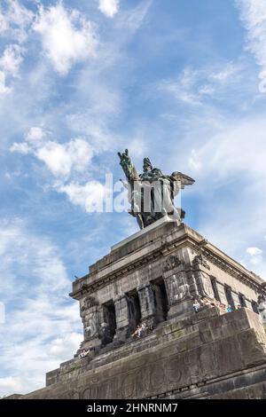 Statue équestre de l'empereur allemand William I dans le coin allemand à Koblenz, Allemagne. Banque D'Images