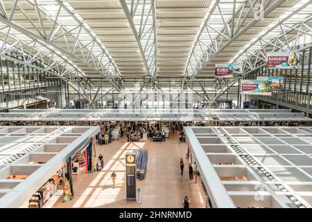 Les gens se dépêchent sur la porte du terminal 2 de Hambourg Banque D'Images