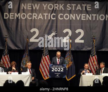 New York, États-Unis. 17th févr. 2022. Le chef de la majorité au Sénat Chuck Schumer, de l'État de New York à New York, a prononcé un discours lors du congrès démocratique de l'État de New York de 2022 à l'hôtel Sheraton New York Times Square le 17 février 2022 à New York. L'ancienne secrétaire d'État Hillary Clinton a prononcé le discours principal au cours de la deuxième journée de la Convention démocratique de New York où le parti a organisé la plateforme du parti et a nommé des candidats pour des bureaux de l'État qui seront au scrutin cette année, y compris la nomination de Gov. Kathy Hochul et son lieutenant Gov. Brian Benjamin (Credit image: © Debra L. Rothenberg Banque D'Images