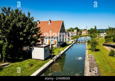 Sluice à la rivière doubs en France Banque D'Images