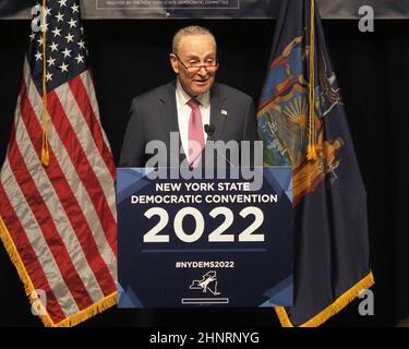 New York, États-Unis. 17th févr. 2022. Le chef de la majorité au Sénat Chuck Schumer, de l'État de New York à New York, a prononcé un discours lors du congrès démocratique de l'État de New York de 2022 à l'hôtel Sheraton New York Times Square le 17 février 2022 à New York. L'ancienne secrétaire d'État Hillary Clinton a prononcé le discours principal au cours de la deuxième journée de la Convention démocratique de New York où le parti a organisé la plateforme du parti et a nommé des candidats pour des bureaux de l'État qui seront au scrutin cette année, y compris la nomination de Gov. Kathy Hochul et son lieutenant Gov. Brian Benjamin (Credit image: © Debra L. Rothenberg Banque D'Images