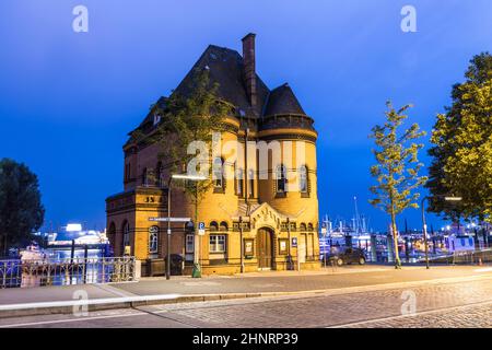 Vue sur la ville historique de Speicherstadt à Hambourg avec le poste de police portuaire n° 7 Banque D'Images