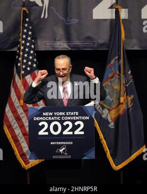 New York, États-Unis. 17th févr. 2022. Le chef de la majorité au Sénat Chuck Schumer, de l'État de New York à New York, a prononcé un discours lors du congrès démocratique de l'État de New York de 2022 à l'hôtel Sheraton New York Times Square le 17 février 2022 à New York. L'ancienne secrétaire d'État Hillary Clinton a prononcé le discours principal au cours de la deuxième journée de la Convention démocratique de New York où le parti a organisé la plateforme du parti et a nommé des candidats pour des bureaux de l'État qui seront au scrutin cette année, y compris la nomination de Gov. Kathy Hochul et son lieutenant Gov. Brian Benjamin (Credit image: © Debra L. Rothenberg Banque D'Images