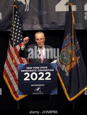 New York, États-Unis. 17th févr. 2022. Le chef de la majorité au Sénat Chuck Schumer, de l'État de New York à New York, a prononcé un discours lors du congrès démocratique de l'État de New York de 2022 à l'hôtel Sheraton New York Times Square le 17 février 2022 à New York. L'ancienne secrétaire d'État Hillary Clinton a prononcé le discours principal au cours de la deuxième journée de la Convention démocratique de New York où le parti a organisé la plateforme du parti et a nommé des candidats pour des bureaux de l'État qui seront au scrutin cette année, y compris la nomination de Gov. Kathy Hochul et son lieutenant Gov. Brian Benjamin (Credit image: © Debra L. Rothenberg Banque D'Images