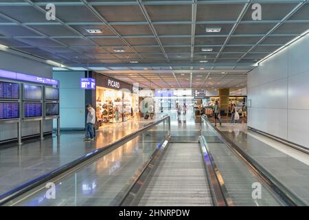 Passagers dans la zone de départ du terminal 1 de l'aéroport Rhein-main de Francfort Banque D'Images