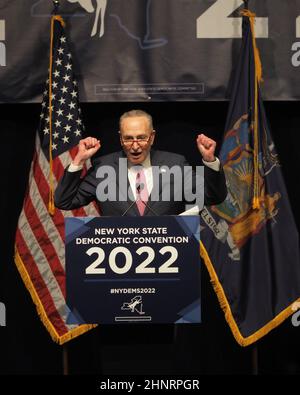 New York, États-Unis. 17th févr. 2022. Le chef de la majorité au Sénat Chuck Schumer, de l'État de New York à New York, a prononcé un discours lors du congrès démocratique de l'État de New York de 2022 à l'hôtel Sheraton New York Times Square le 17 février 2022 à New York. L'ancienne secrétaire d'État Hillary Clinton a prononcé le discours principal au cours de la deuxième journée de la Convention démocratique de New York où le parti a organisé la plateforme du parti et a nommé des candidats pour des bureaux de l'État qui seront au scrutin cette année, y compris la nomination de Gov. Kathy Hochul et son lieutenant Gov. Brian Benjamin (Credit image: © Debra L. Rothenberg Banque D'Images